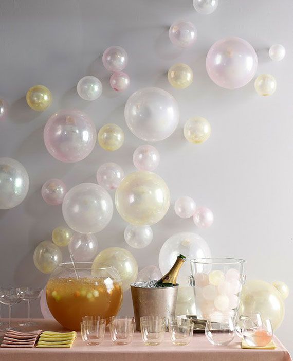 Colocar bexigas metalizadas na parede dá um efeito maravilhoso na decoração (Foto: Reprodução)